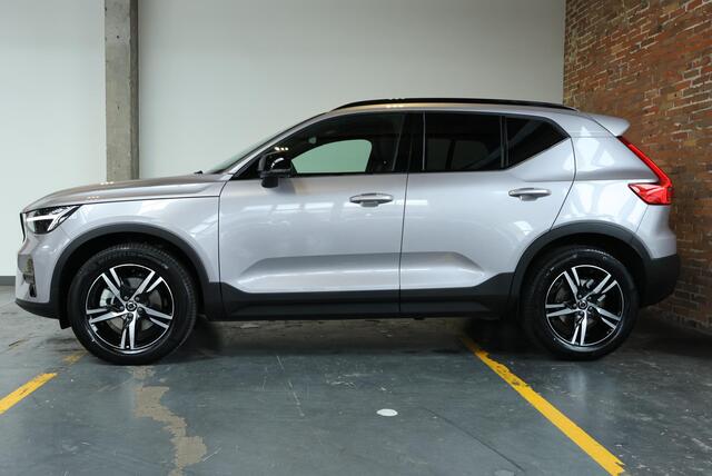 Volvo XC40 B4 Plus Dark | Trekhaak Semi-elektrisch | Adaptieve Cruise Control | Pilot Assist | Google Infotainment | Verwarmbare voorstoelen | Verwarmbaar stuurwiel | Blind Spot Information System | Verwarmbare voorruit | Parkeercamera | Parkeersensoren voor + achter |