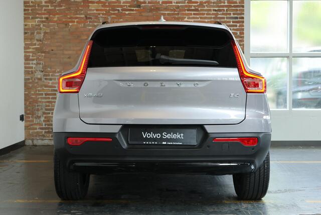 Volvo XC40 B4 Plus Dark | Trekhaak Semi-elektrisch | Adaptieve Cruise Control | Pilot Assist | Google Infotainment | Verwarmbare voorstoelen | Verwarmbaar stuurwiel | Blind Spot Information System | Verwarmbare voorruit | Parkeercamera | Parkeersensoren voor + achter |
