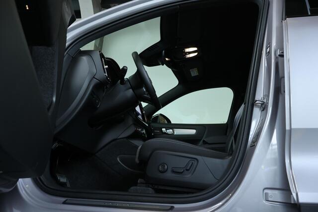 Volvo XC40 B4 Plus Dark | Trekhaak Semi-elektrisch | Adaptieve Cruise Control | Pilot Assist | Google Infotainment | Verwarmbare voorstoelen | Verwarmbaar stuurwiel | Blind Spot Information System | Verwarmbare voorruit | Parkeercamera | Parkeersensoren voor + achter |
