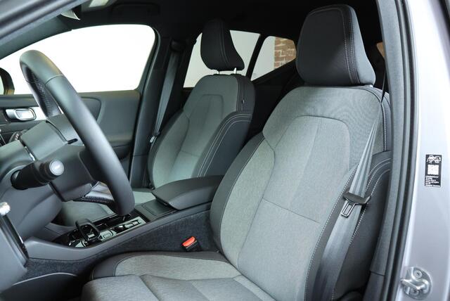 Volvo XC40 B4 Plus Dark | Trekhaak Semi-elektrisch | Adaptieve Cruise Control | Pilot Assist | Google Infotainment | Verwarmbare voorstoelen | Verwarmbaar stuurwiel | Blind Spot Information System | Verwarmbare voorruit | Parkeercamera | Parkeersensoren voor + achter |
