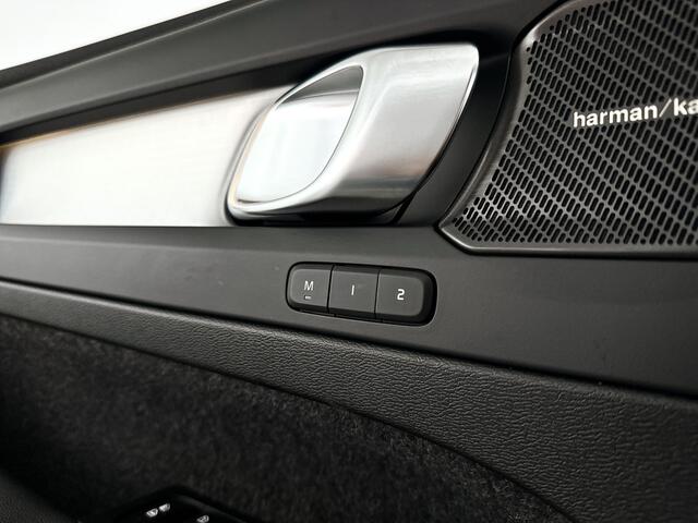 Volvo XC40 B4 Plus Dark | Panoramadak | Parkeercamera | Harman Kardon | Stoel- en stuurverwarming | Trekhaak
