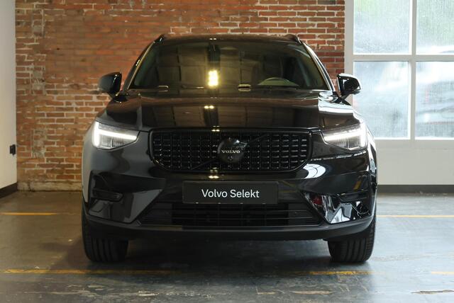 Volvo XC40 B4 Plus Black Edition | Panoramadak | 360° Parkeercamera | Parkeersensoren voor + achter | Semi Electrische Wegklapbare Trekhaak | Google Infotainment | Electrische bedienbare voorstoelen | Adaptive Cruise Control | Stoelverwarming | Stuurwielverwarming