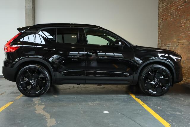 Volvo XC40 B4 Plus Black Edition | Panoramadak | 360° Parkeercamera | Parkeersensoren voor + achter | Semi Electrische Wegklapbare Trekhaak | Google Infotainment | Electrische bedienbare voorstoelen | Adaptive Cruise Control | Stoelverwarming | Stuurwielverwarming