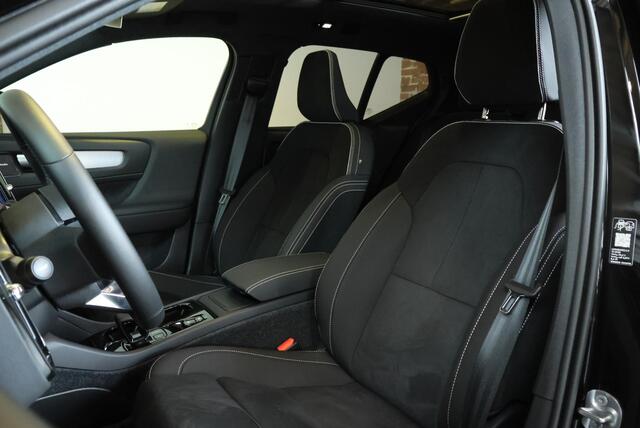 Volvo XC40 B4 Plus Black Edition | Panoramadak | 360° Parkeercamera | Parkeersensoren voor + achter | Semi Electrische Wegklapbare Trekhaak | Google Infotainment | Electrische bedienbare voorstoelen | Adaptive Cruise Control | Stoelverwarming | Stuurwielverwarming