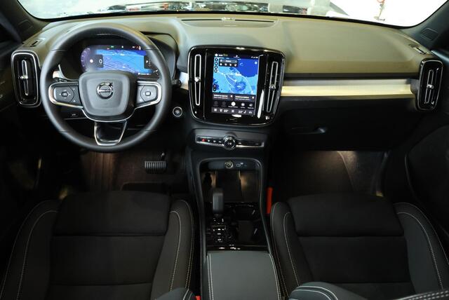 Volvo XC40 B4 Plus Black Edition | Panoramadak | 360° Parkeercamera | Parkeersensoren voor + achter | Semi Electrische Wegklapbare Trekhaak | Google Infotainment | Electrische bedienbare voorstoelen | Adaptive Cruise Control | Stoelverwarming | Stuurwielverwarming