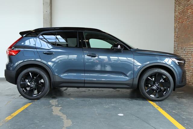 Volvo XC40 B4 Plus Black Edition | Panoramadak | 360° Parkeercamera | Parkeersensoren voor + achter | Stoelverwarming | Stuurwielverwarming | Parkeersensoren voor + achter | 20" Lichtmetalen velgen | Parkeerverwarming