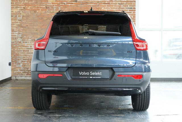 Volvo XC40 B4 Plus Black Edition | Panoramadak | 360° Parkeercamera | Parkeersensoren voor + achter | Stoelverwarming | Stuurwielverwarming | Parkeersensoren voor + achter | 20" Lichtmetalen velgen | Parkeerverwarming