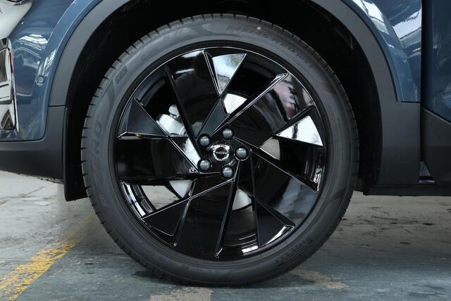 Volvo XC40 B4 Plus Black Edition | Panoramadak | 360° Parkeercamera | Parkeersensoren voor + achter | Stoelverwarming | Stuurwielverwarming | Parkeersensoren voor + achter | 20" Lichtmetalen velgen | Parkeerverwarming