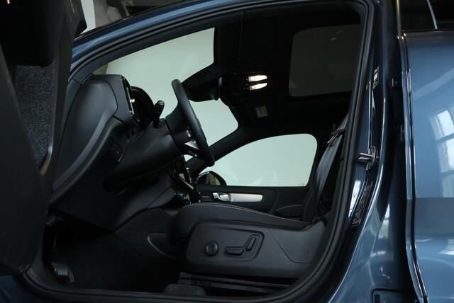 Volvo XC40 B4 Plus Black Edition | Panoramadak | 360° Parkeercamera | Parkeersensoren voor + achter | Stoelverwarming | Stuurwielverwarming | Parkeersensoren voor + achter | 20" Lichtmetalen velgen | Parkeerverwarming