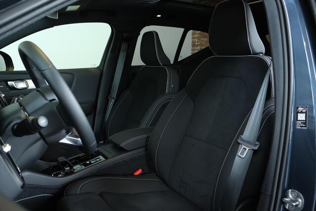 Volvo XC40 B4 Plus Black Edition | Panoramadak | 360° Parkeercamera | Parkeersensoren voor + achter | Stoelverwarming | Stuurwielverwarming | Parkeersensoren voor + achter | 20" Lichtmetalen velgen | Parkeerverwarming