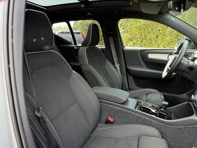 Volvo XC40 B4 Plus Black Edition | Panoramadak | 360 camera | Memory Seats | Trekhaak | Harman/Kardon | Stoel/Stuur Verwarming