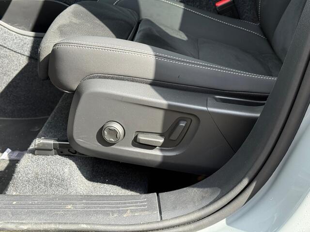 Volvo XC40 B4 Plus Black Edition | Panoramadak | 360 camera | Memory Seats | Trekhaak | Harman/Kardon | Stoel/Stuur Verwarming