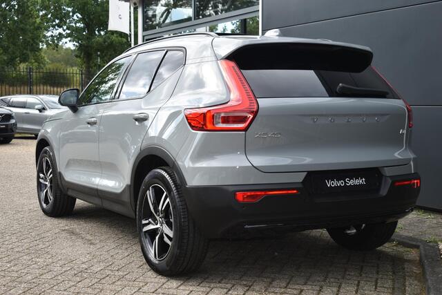 Volvo XC40 B4 Plus Dark | Panoramadak | Trekhaak | Verwarmbare voorstoelen, stuurwiel en voorruit | Premium audio by Harman Kardon | Apple carplay/Anrdoid auto | Adaptieve cruise control