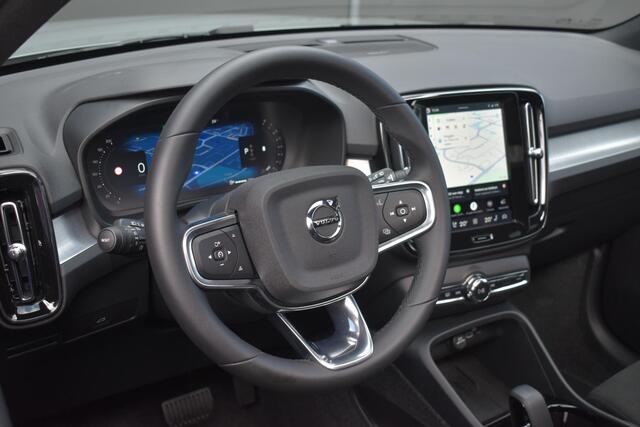 Volvo XC40 B4 Plus Dark | Panoramadak | Trekhaak | Verwarmbare voorstoelen, stuurwiel en voorruit | Premium audio by Harman Kardon | Apple carplay/Anrdoid auto | Adaptieve cruise control
