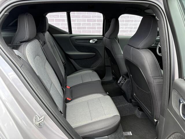 Volvo XC40 2.0 B4 Plus Dark | Trekhaak | Stoel/stuurverwarming | Power Seats | Memory | Stoel/Stuur verwarming | Harman/Kardon | Camera | Parkeersensoren V+A | Extra getint glas |