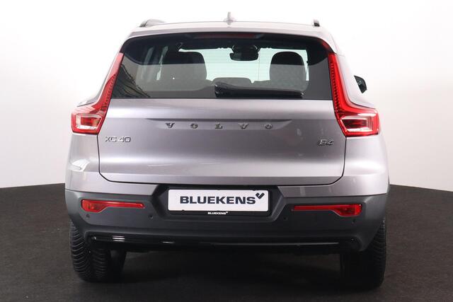 Volvo XC40 B4 Plus Dark - IntelliSafe Assist & Surround - Harman/Kardon audio - Parkeercamera achter - Verwarmde voorstoelen & stuur - Parkeersensoren voor & achter - Elektr. bedienb. voorstoelen met geheugen links - Draadloze tel. lader - Inklapbare trekhaak - 19' LMV