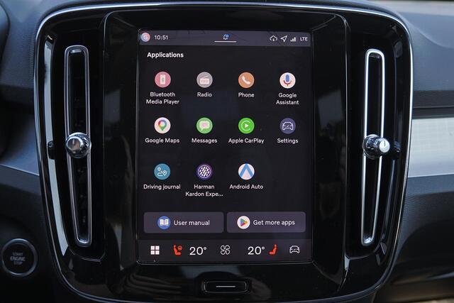 Volvo XC40 B4 Plus Dark - IntelliSafe Assist & Surround - Harman/Kardon audio - Parkeercamera achter - Verwarmde voorstoelen & stuur - Parkeersensoren voor & achter - Elektr. bedienb. voorstoelen met geheugen links - Draadloze tel. lader - Inklapbare trekhaak - 19' LMV