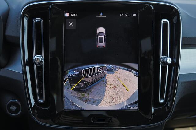 Volvo XC40 B4 Plus Dark - IntelliSafe Assist & Surround - Harman/Kardon audio - Parkeercamera achter - Verwarmde voorstoelen & stuur - Parkeersensoren voor & achter - Elektr. bedienb. voorstoelen met geheugen links - Draadloze tel. lader - Inklapbare trekhaak - 19' LMV