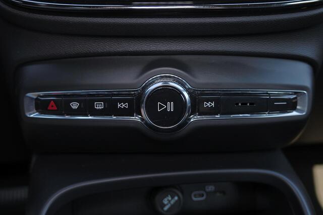Volvo XC40 B4 Plus Dark - IntelliSafe Assist & Surround - Harman/Kardon audio - Parkeercamera achter - Verwarmde voorstoelen & stuur - Parkeersensoren voor & achter - Elektr. bedienb. voorstoelen met geheugen links - Draadloze tel. lader - Inklapbare trekhaak - 19' LMV