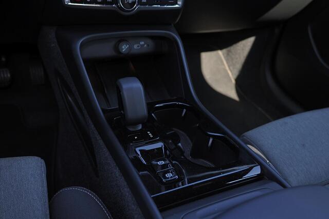 Volvo XC40 B4 Plus Dark - IntelliSafe Assist & Surround - Harman/Kardon audio - Parkeercamera achter - Verwarmde voorstoelen & stuur - Parkeersensoren voor & achter - Elektr. bedienb. voorstoelen met geheugen links - Draadloze tel. lader - Inklapbare trekhaak - 19' LMV