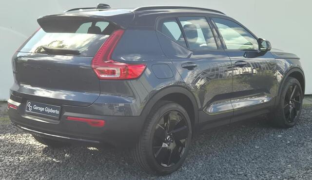 Volvo XC40 2.0 B3 Plus Black Edition MY 2026 - 20" Wielen - Adaptive Cruise Control - Harman Kardon Audio - Climate - R7C0 Interieur - Camera achter - PDC voor en achter - Power seats links met memory - Two Tone