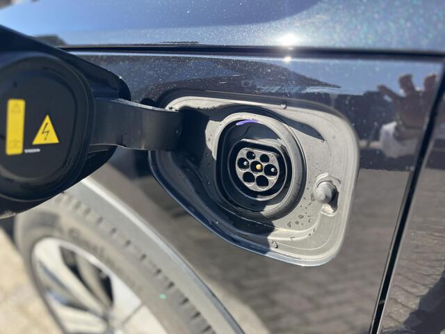 Volvo XC40 T4 Plug-in hybrid Ultimate Dark | Panoramadak | Trekhaak | Harman / Kardon | Power Seats |