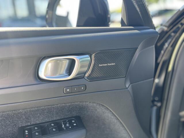 Volvo XC40 T4 Plug-in hybrid Ultimate Dark | Panoramadak | Trekhaak | Harman / Kardon | Power Seats |