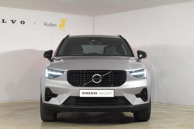 Volvo XC40 B4 211PK Automaat Plus Dark / Adaptive Cruise control / Extra getint glas / Harman Kardon / Elektrisch verstelbare stoelen met geheugen / Stoel- en stuurverwarming / Trekhaak
