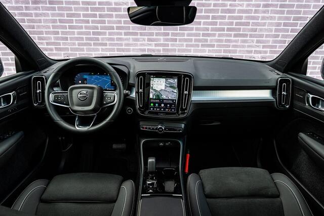 Volvo XC40 2.0 B4 Plus Black Edition | Trekhaak | 360° Camera | Panoramadak | Harman Kardon Audio | Keyless Entry | Elektrische Achterklep | Elektrisch Verstelbare Voorstoelen | Cruise Control Adaptief | BLIS | Google Navigatie | Apple Carplay | Android Auto | Lichtmetalen Velgen 20 inch