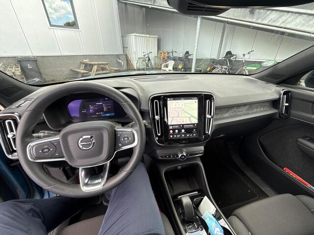 Volvo XC40 Single Motor Extended Range Plus 82 kWh | Warmtepomp | Trekhaak | Two-Tone | Achteruitrijcamera | Parkeersensoren | Keyless Entry | Elektrische Achterklep | Cruise Control Adaptief | BLIS | Google Navigatie | Apple Carplay | Android Auto