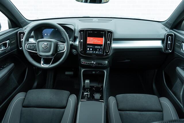 Volvo XC40 2.0 B4 Plus Black Edition | Trekhaak | 360° Camera | Panoramadak | Harman/Kardon Audio | Keyless Entry | Elektrische Achterklep | Elektrisch Verstelbare Voorstoelen | Adaptive Cruise | BLIS | Google Navigatie | Apple Carplay | Android Auto | 20" Velgen |