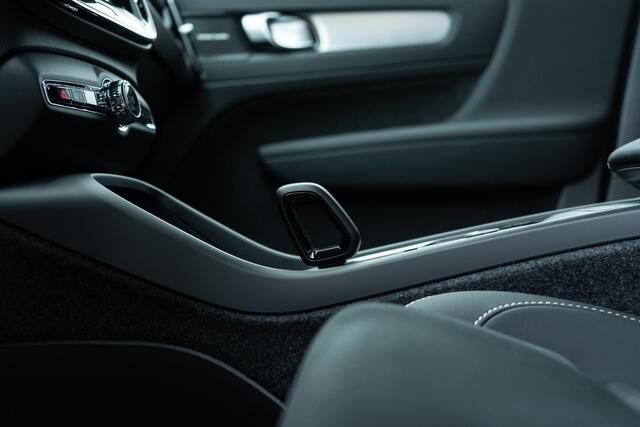 Volvo XC40 2.0 B4 Plus Black Edition | Trekhaak | 360° Camera | Panoramadak | Harman/Kardon Audio | Keyless Entry | Elektrische Achterklep | Elektrisch Verstelbare Voorstoelen | Adaptive Cruise | BLIS | Google Navigatie | Apple Carplay | Android Auto | 20" Velgen |