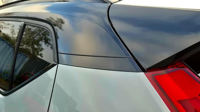 Volvo XC40 2.0 B3 Ultra Black Edition 20" Wielen - Panoramadak - Lounge-pakket - Harman Kardon Audio - 360 Cam - Alarm - Climate - R980 Interieur - Power seats met memory Links - Two Tone - Full led koplampen -Donkere hemel