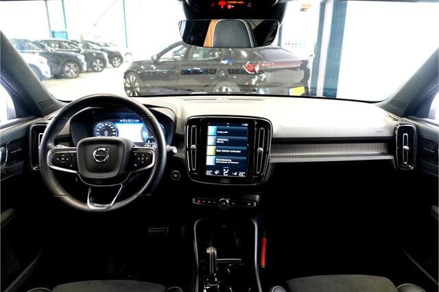 Volvo XC40 1.5 T4 155kW/211pk DCT7 Recharge R-Design PANORAMADAK + EL.TREKHAAK + HARMAN/KARDON + POWER SEATS + PILOT ASSIST + LEER/ALCANTARA + STOELVERWARMING + BLIS + STUURVERWARMING + LANE ASSIST + ACHTERUITRIJCAMERA + PARKSENSOREN V&A + 19" LM-VELGEN!!