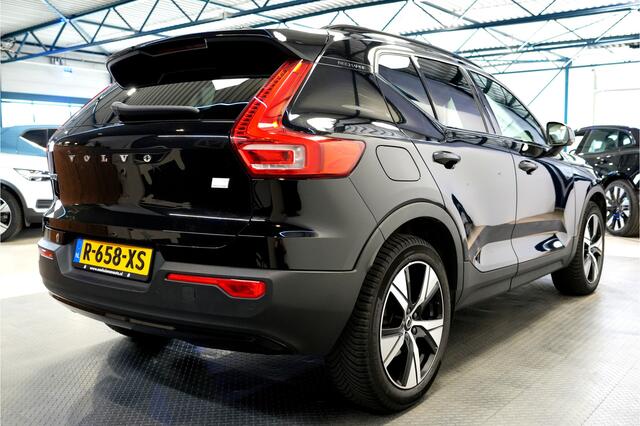 Volvo XC40 1.5 T4 155kW/211pk DCT7 Recharge R-Design PANORAMADAK + EL.TREKHAAK + HARMAN/KARDON + POWER SEATS + PILOT ASSIST + LEER/ALCANTARA + STOELVERWARMING + BLIS + STUURVERWARMING + LANE ASSIST + ACHTERUITRIJCAMERA + PARKSENSOREN V&A + 19" LM-VELGEN!!