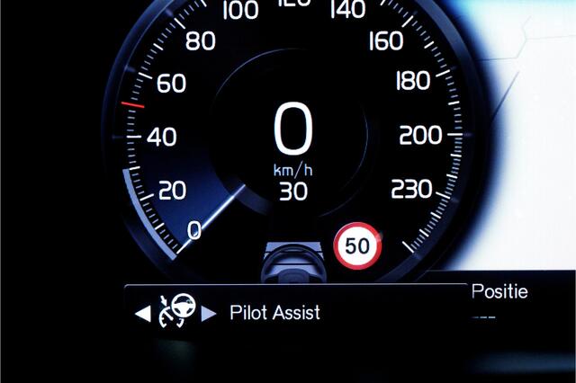 Volvo XC40 1.5 T5 Plug-in Hybrid 193kW/262pk DCT7 Plus Dark HARMAN/KARDON + EL.TREKHAAK + ADAPT.CRUISE + PILOT ASSIST + STOEL-&STUURVERWARMING + BLIS + LANE ASSIST + ACHTERUITRIJCAMERA + KEYLESS ENTRY&GO + POWER SEATS + PARKSENSOREN V&A + 19" LM-VELGEN!!