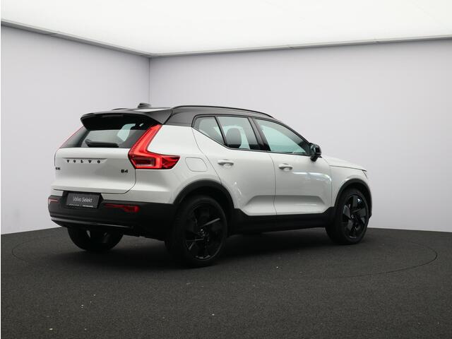 Volvo XC40 2.0 B4 Plus Black Edition / Stoel- + stuurwielverwarming / Elektr. stoelverstelling / Harman Kardon Audio / Nubuck / Achteruitrijcamera / 20" / Pilot Assist / BLIS