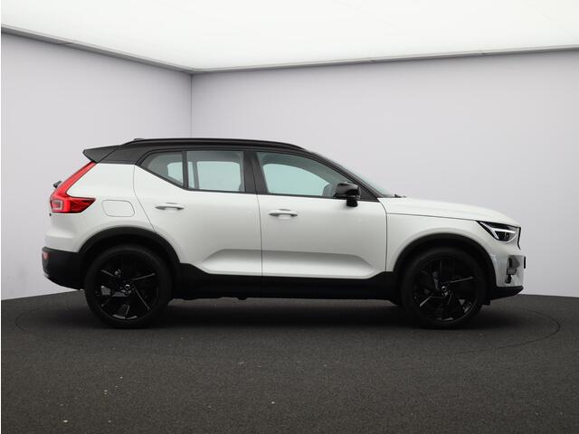 Volvo XC40 2.0 B4 Plus Black Edition / Stoel- + stuurwielverwarming / Elektr. stoelverstelling / Harman Kardon Audio / Nubuck / Achteruitrijcamera / 20" / Pilot Assist / BLIS