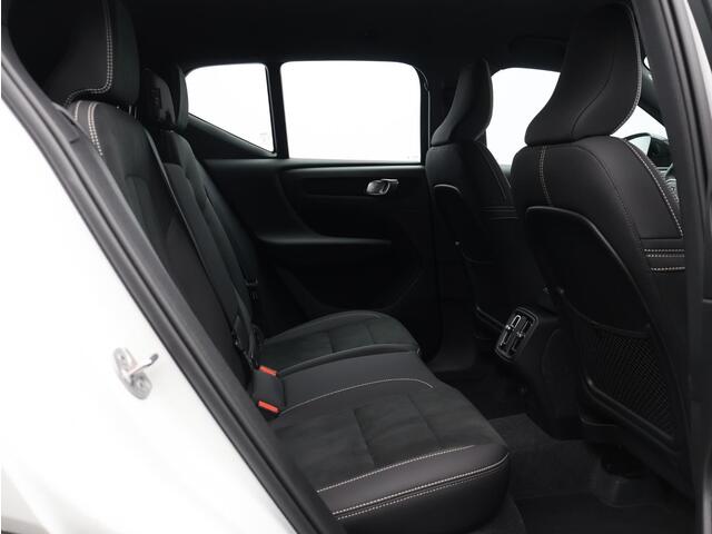 Volvo XC40 2.0 B4 Plus Black Edition / Stoel- + stuurwielverwarming / Elektr. stoelverstelling / Harman Kardon Audio / Nubuck / Achteruitrijcamera / 20" / Pilot Assist / BLIS