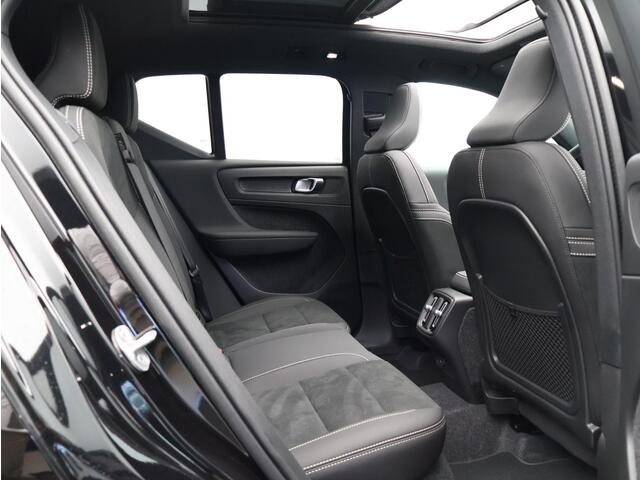 Volvo XC40 2.0 B4 Plus Dark / Pano. dak / Elektr. stoelverstelling / Stoel- + stuurwielverwarming / Harmand Kardon Audio / 19" / BLIS