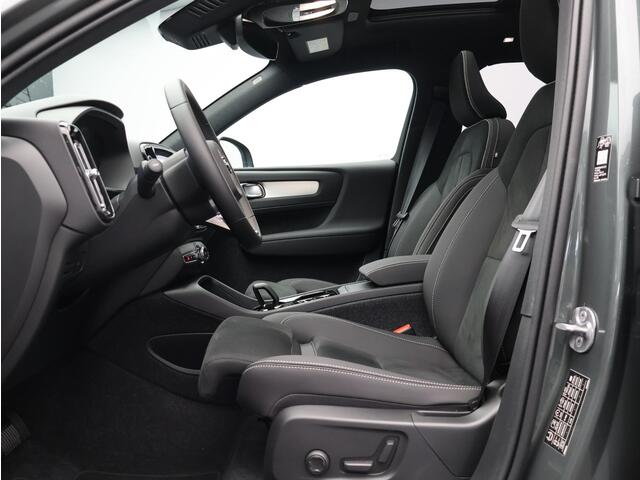 Volvo XC40 2.0 B4 Plus Dark / Pano. dak / Elektr. stoelverstelling / Stoel- + stuurwielverwarming / Harman Kardon Audio / BLIS
