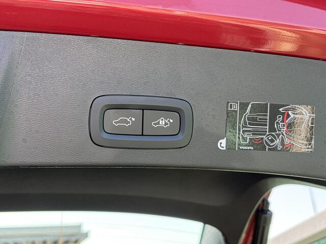 Volvo XC40 1.5 T5 Twin Engine R-Design PHEV, Automaat, Unieke KM-Stand / Trekhaak semi elektrisch wegklapbaar, Stuur-en stoelverwarming / Memory seats / 360 graden camera / Panorama dak / 19" wielen