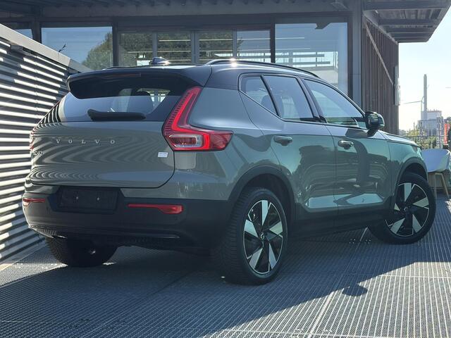 Volvo XC40 Single Motor Extended Range Plus 82 kWh Automaat, Stuur- en Stoel verwarming Elektrische stoelen met geheugen, Zwart dak, Stoelverlenging beide voorstoelen, Sage greenmetallic