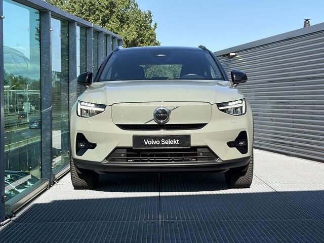 Volvo XC40 Single Motor Extended Range Plus 82 kWh Automaat, Stuur- en Stoel verwarming Elektrische stoelen met geheugen, Zwart dak, Stoelverlenging beide voorstoelen, Sage greenmetallic