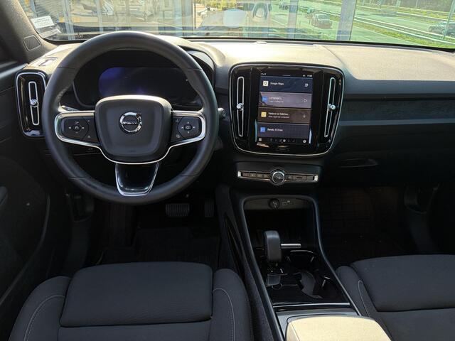 Volvo XC40 Single Motor Extended Range Plus 82 kWh Automaat, Stuur- en Stoel verwarming Elektrische stoelen met geheugen, Zwart dak, Stoelverlenging beide voorstoelen, Sage greenmetallic