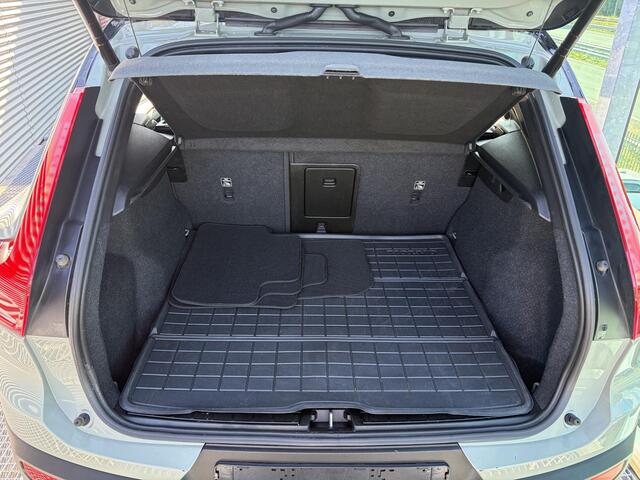 Volvo XC40 Single Motor Extended Range Plus 82 kWh Automaat, Stuur- en Stoel verwarming Elektrische stoelen met geheugen, Zwart dak, Stoelverlenging beide voorstoelen, Sage greenmetallic