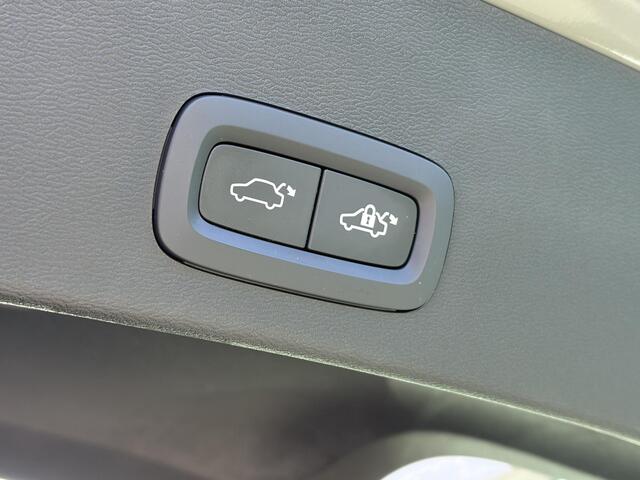 Volvo XC40 Single Motor Extended Range Plus 82 kWh Automaat, Stuur- en Stoel verwarming Elektrische stoelen met geheugen, Zwart dak, Stoelverlenging beide voorstoelen, Sage greenmetallic
