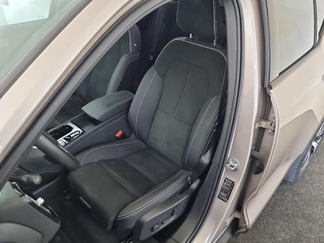 Volvo XC40 1.5 T4 Plug-in hybrid Plus Dark | Adaptieve Cruise Control | Harman Kardon Audio | DAB | Donker Getint Glas | Stoel-/Stuurverwarming | Trekhaak | All Season Banden |
