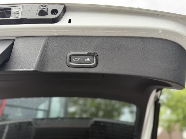 Volvo XC40 Single Motor Plus 69 kWh ELEKTRISCHE KOFFERBAK | VOLVO DEALER ONDERHOUDEN | ADAPTIVE CRUISE CONTROL | STOEL- + STUURWIELVERWARMING | CAMERA | ALL-IN PRIJS INCL. 12 MND BOVAG GARANTIE
