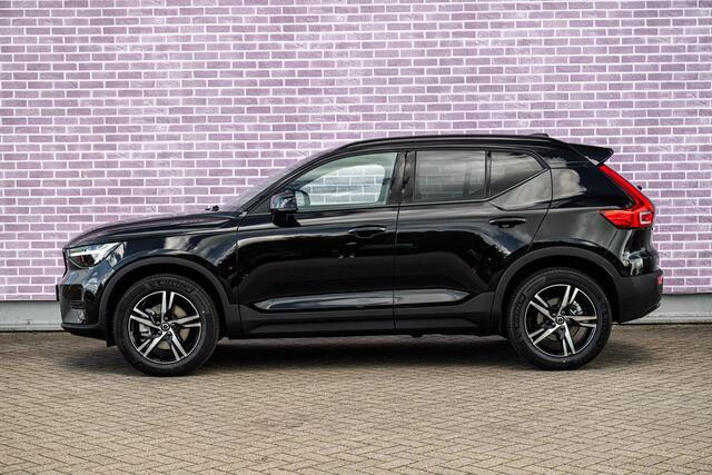 Volvo XC40 2.0 B4 Plus Dark | Trekhaak | Harman Kardon Audio | Achteruitrijcamera | Parkeersensoren | Keyless Entry | Elektrische Achterklep | Elektrisch Verstelbare Voorstoelen | Stoelverwarming | Google Navigatie | Apple Carplay | Android Auto